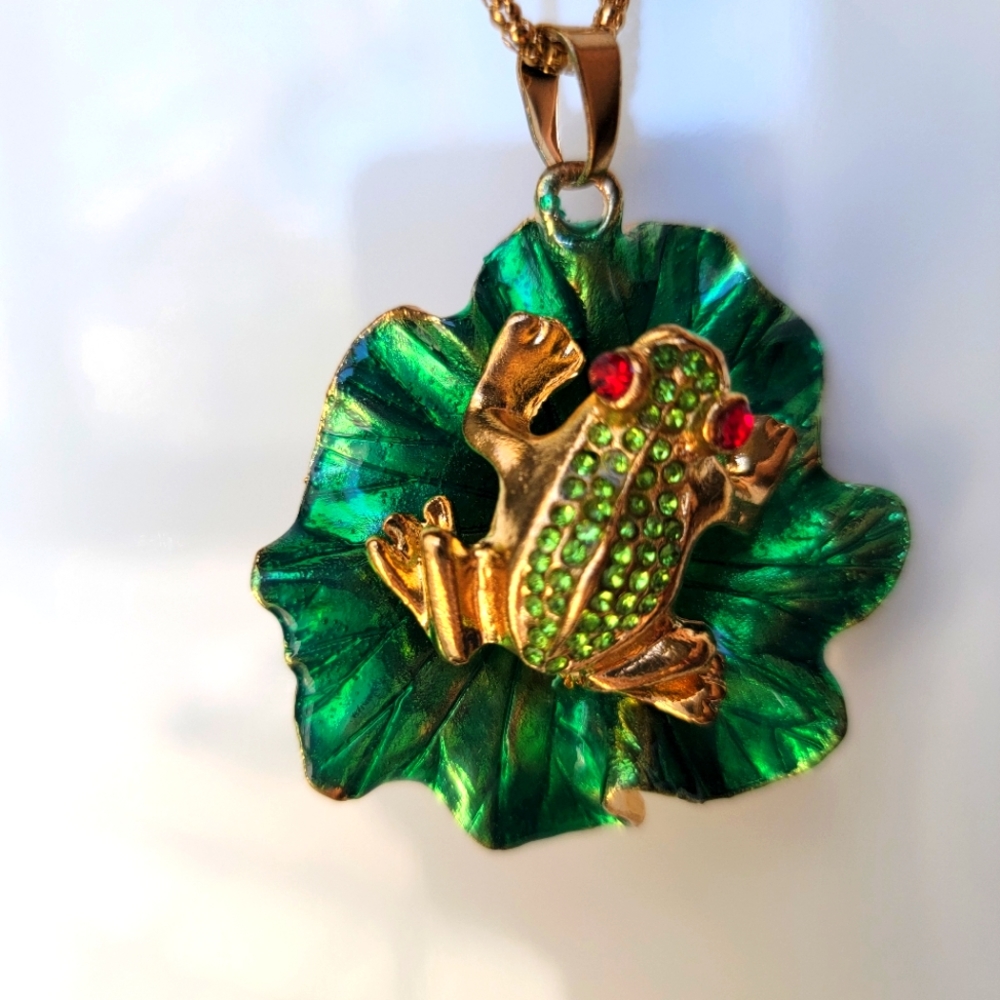 Betsy Johnson frog pendant